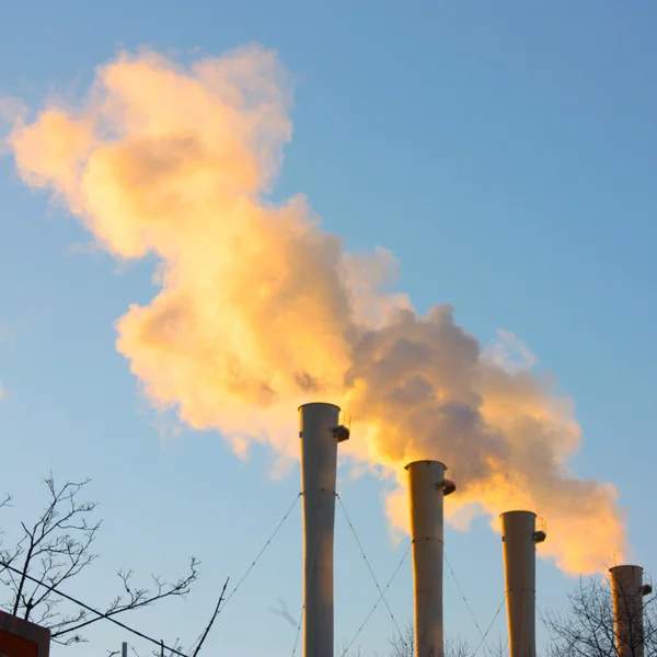 Fumaça de planta industrial no centro da cidade. Kiev, Ucrânia . — Fotografia de Stock