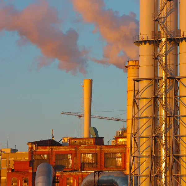 Rauch aus Industrieanlage in der Innenstadt — Stockfoto