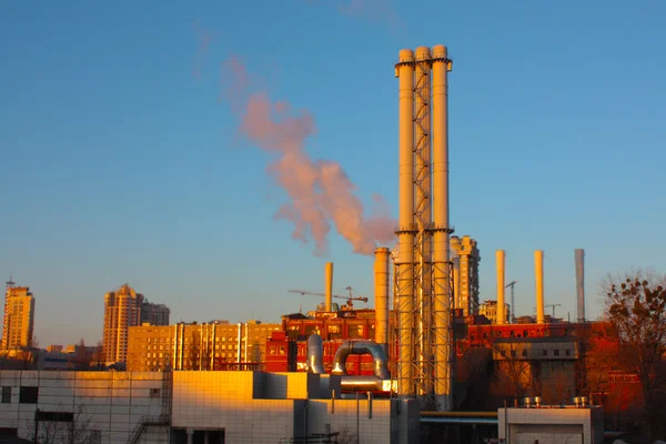 Endüstriyel Tesis şehir merkezinde gelen duman