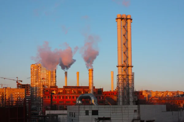 Rök från industriella anläggningar i centrum — Stockfoto