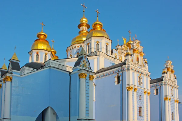 Copas de oro de San Miguel en la catedral de Kiev — Foto de Stock