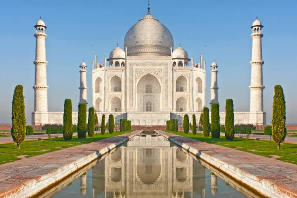 Taj mahal, um famoso monumento histórico na Índia — Fotografia de Stock