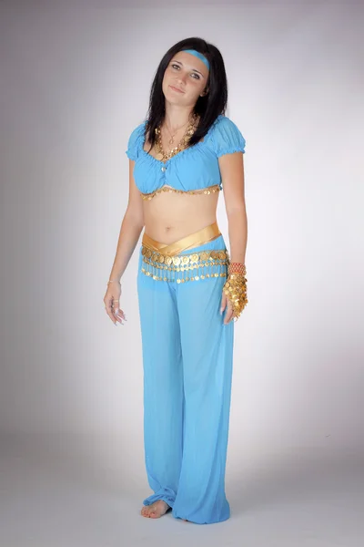 Όμορφη Ανατολική κοιλιά ρούχα κορίτσι στο χορό της Ανατολικής μπλε — Φωτογραφία Αρχείου