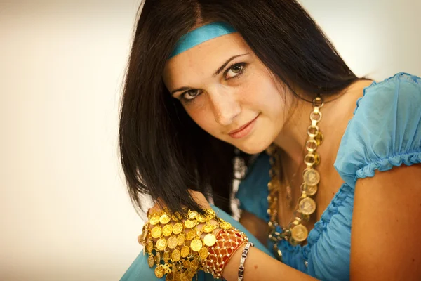 Schöne orientalische Bauchtänzerin in orientalischer blauer Kleidung — Stockfoto