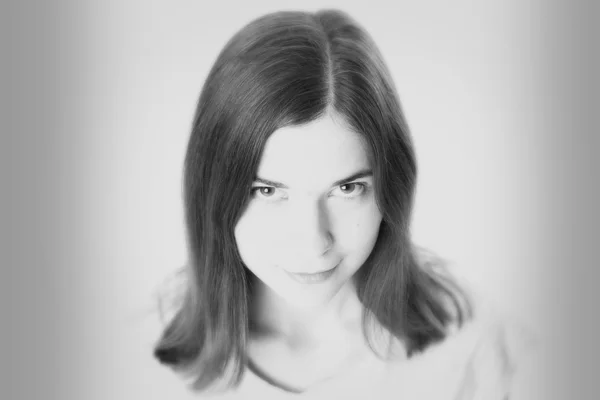 Чорно-білий портрет красивої молодої жінки — стокове фото