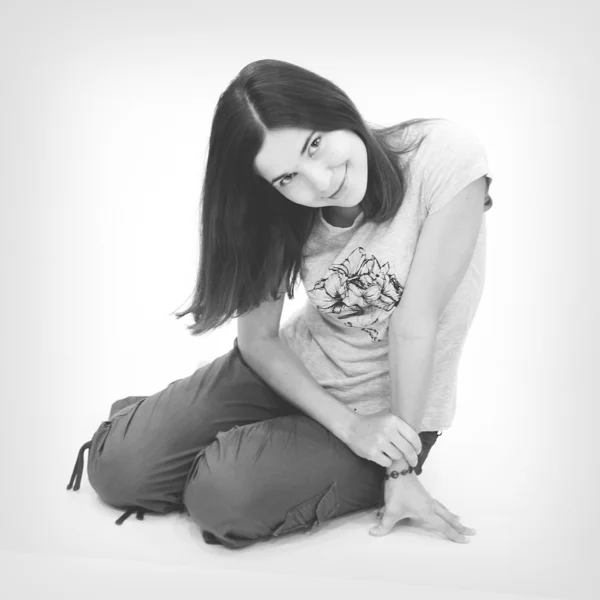 Retrato en blanco y negro de una hermosa joven —  Fotos de Stock
