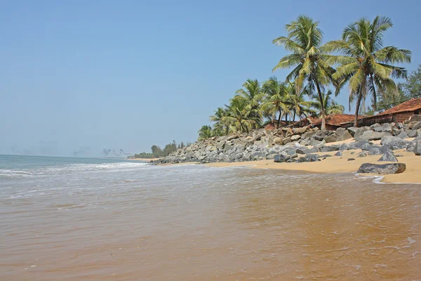 Tropikalnej plaży w varkala, kerala, Indie — Zdjęcie stockowe