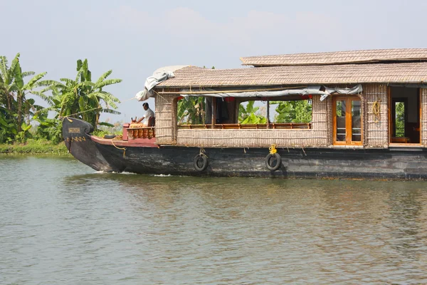 Houseboat em águas secundárias de Kerala — Fotografia de Stock