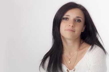 Siyah saçlı genç kadın portret