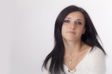 Siyah saçlı genç kadın portret