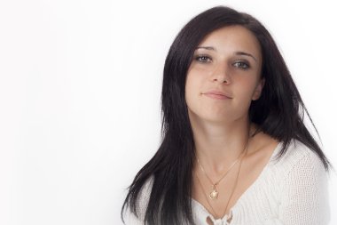 Siyah saçlı genç kadın portret