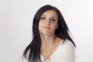 Siyah saçlı genç kadın portret