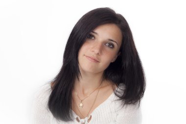 Siyah saçlı genç kadın portret