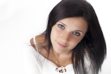 Siyah saçlı genç kadın portret