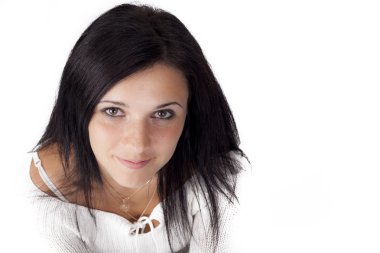 Siyah saçlı genç kadın portret