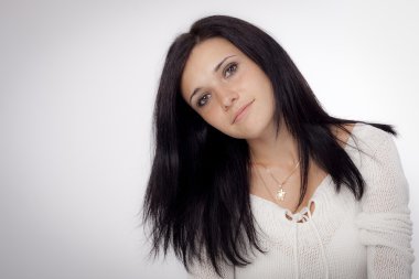 Siyah saçlı genç kadın.