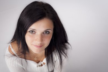 Siyah saçlı genç kadın portret