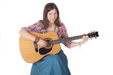 gitar oturan kız