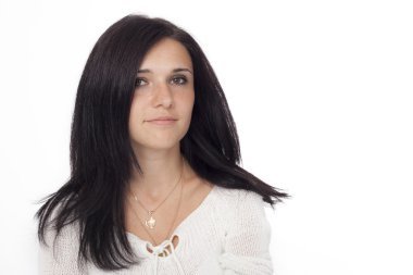 Siyah saçlı genç kadın portret