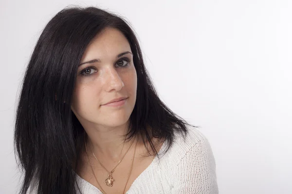 Portret of young woman with black hair — Stock Photo, Image