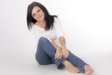 Siyah saçlı genç kadın portret