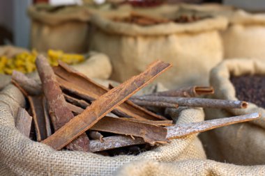 Tarçın Hint pazarında büyük çanta