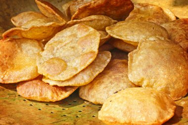 Puri (poori), bakır Pan lezzetli Hint ekmek