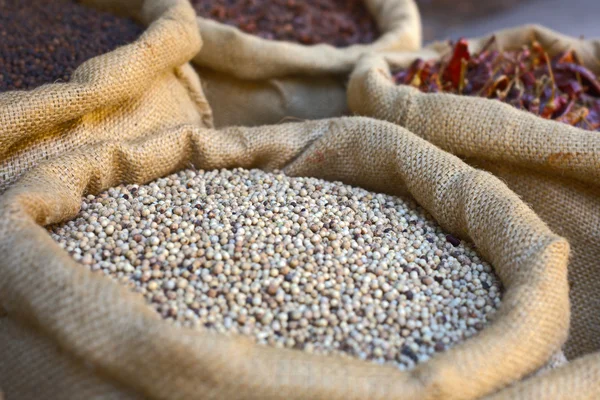 Indiase specerijen op de markt, achtergrond — Stockfoto