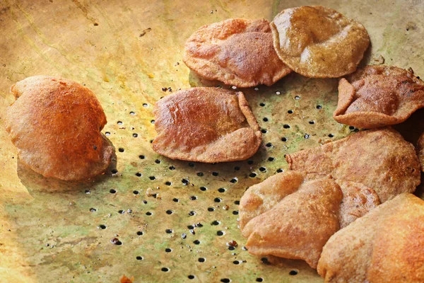 Puri (poori) , tasty Indian bread, on the copper pan — Stock Photo, Image