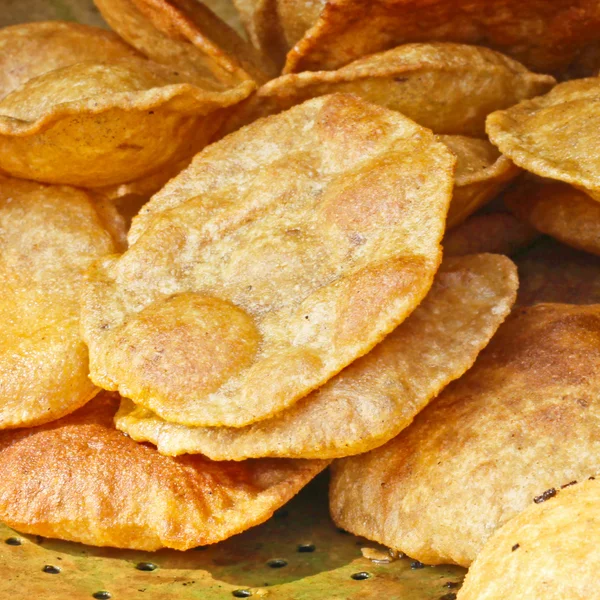 Puri (poori), saboroso pão indiano, na panela de cobre — Fotografia de Stock