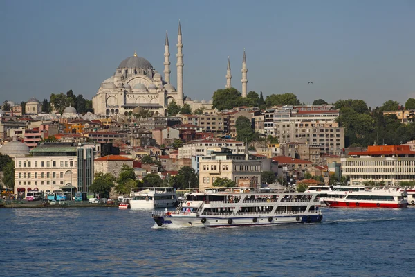 Istanbul neue Moschee und Schiffe, Türkei — Stockfoto