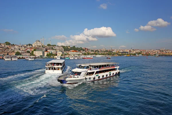 Passenger ships in the Gulf of the Golden Horn in Istanbul, Turk — Stock Photo, Image