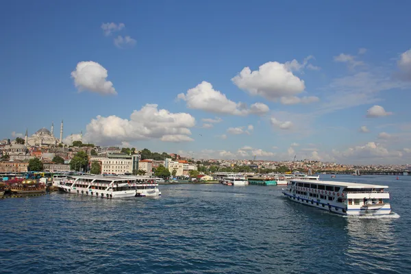 Passenger ships in the Gulf of the Golden Horn in Istanbul, Turk — Stock Photo, Image