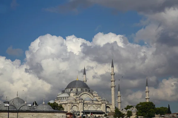 İstanbul yeni Camii ve gemiler, Türkiye — Stok fotoğraf