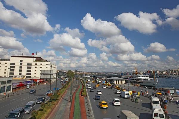通过在交通高峰时间，在土耳其伊斯坦布尔市中心交通 — 图库照片