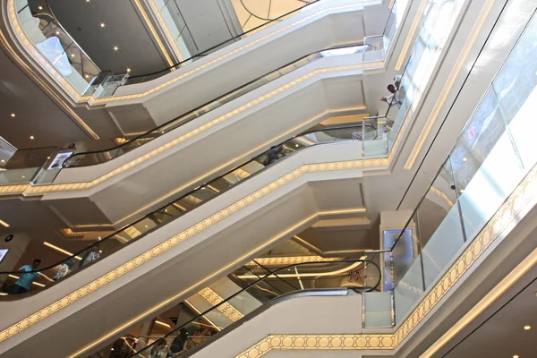 Escaleras mecánicas en el moderno centro comercial —  Fotos de Stock