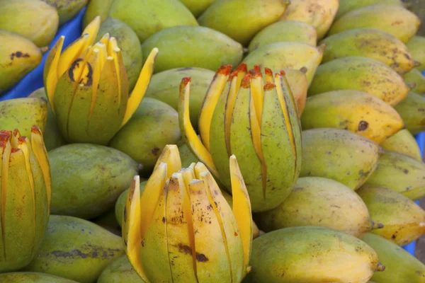 Close up de manga verde em stand de mercado, Índia — Fotografia de Stock