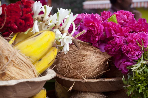 Fiori e frutti nel tempio indiano — Foto Stock