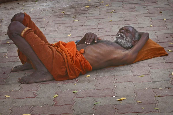 Ein Sadhu, der im Meenakshi-Tempel schläft — Stockfoto