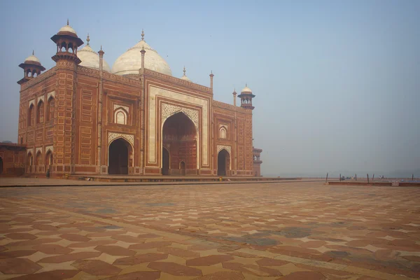 Taj mahal, um famoso monumento histórico da Índia — Fotografia de Stock