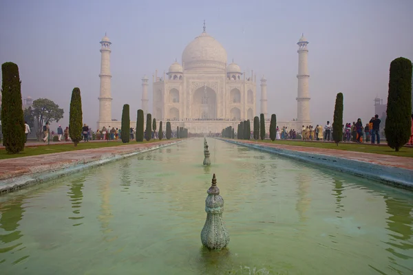 Taj mahal, ein berühmtes historisches denkmal in indien — Stockfoto