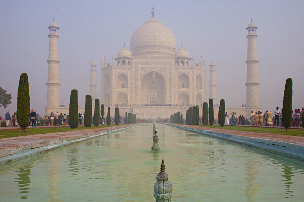 Тадж Махал, знаменитый исторический памятник Индии
