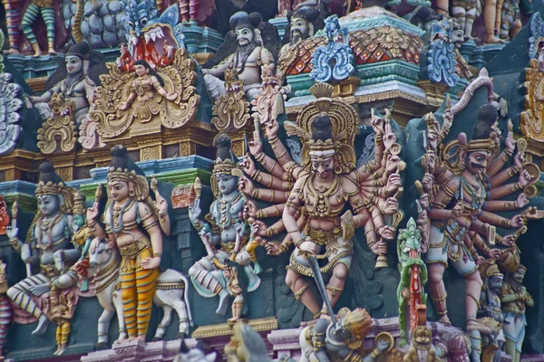 Kleurrijke reliëfs van Hindoe goden in de tempel van meenakshi — Stockfoto