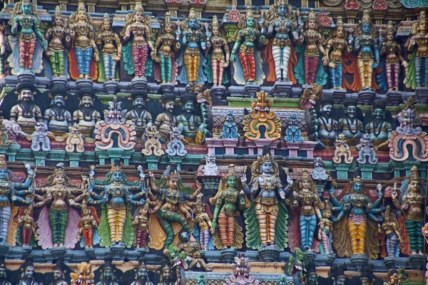 Kleurrijke reliëfs van Hindoe goden in de tempel van meenakshi — Stockfoto