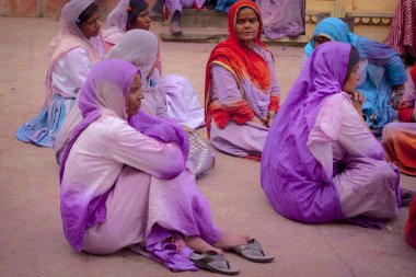 Bayan violet, kaplı boya holi Festivali