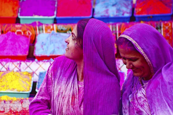 Senhora em violeta, coberta de tinta no festival Holi — Fotografia de Stock