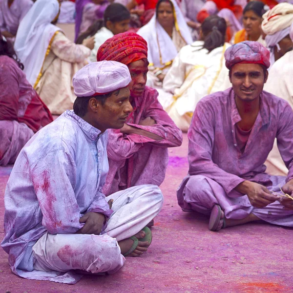 Omfattas i paint på holi festival — Stockfoto