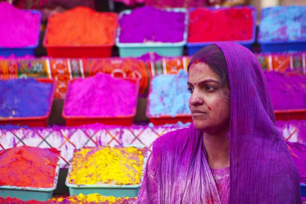 Damen i violett, täckt av färg på holi festival — Stockfoto