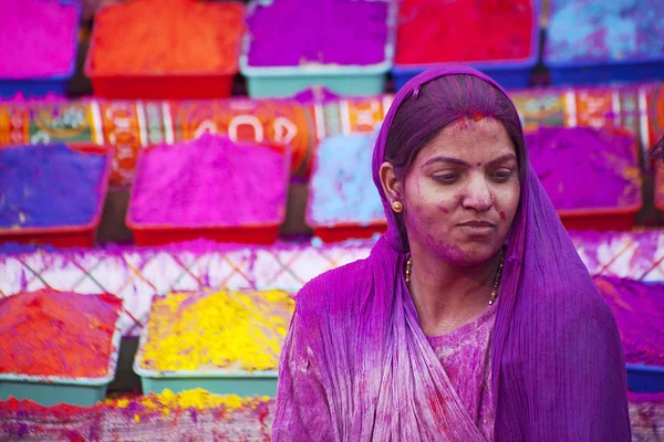 Senhora em violeta, coberta de tinta no festival Holi — Fotografia de Stock