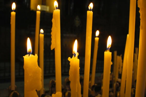 Крупним планом вид на свічки, що ріжуть через темряву . — стокове фото
